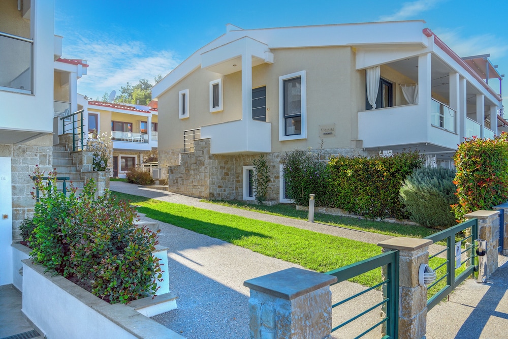 Elpiniki Luxury Apartments 61/66