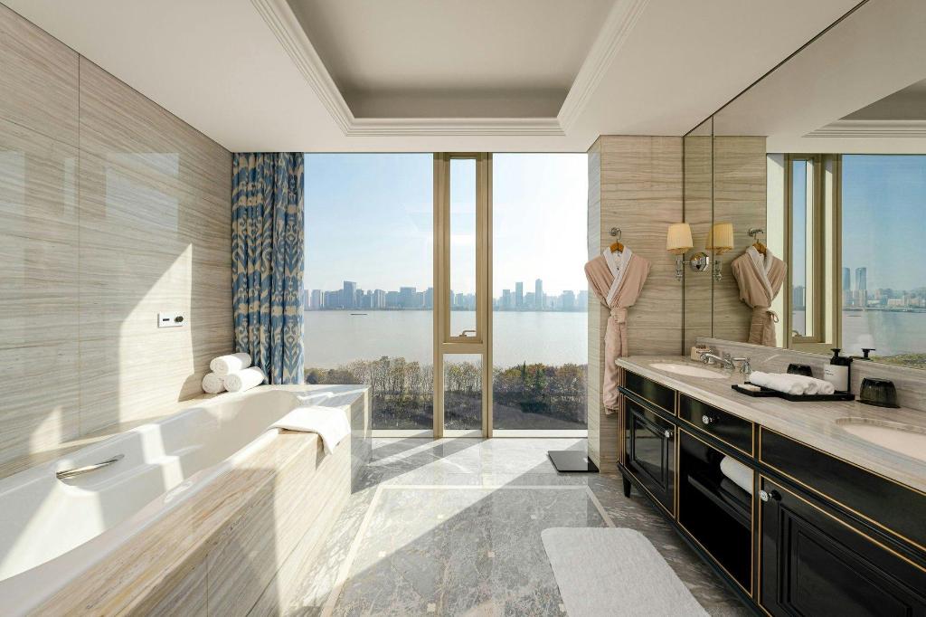 غرفة بانورامية كبيرة بسرير كينج بإطلالة على النهر، The Azure Qiantang A Luxury Collection Hotel Hangzhou 3/3