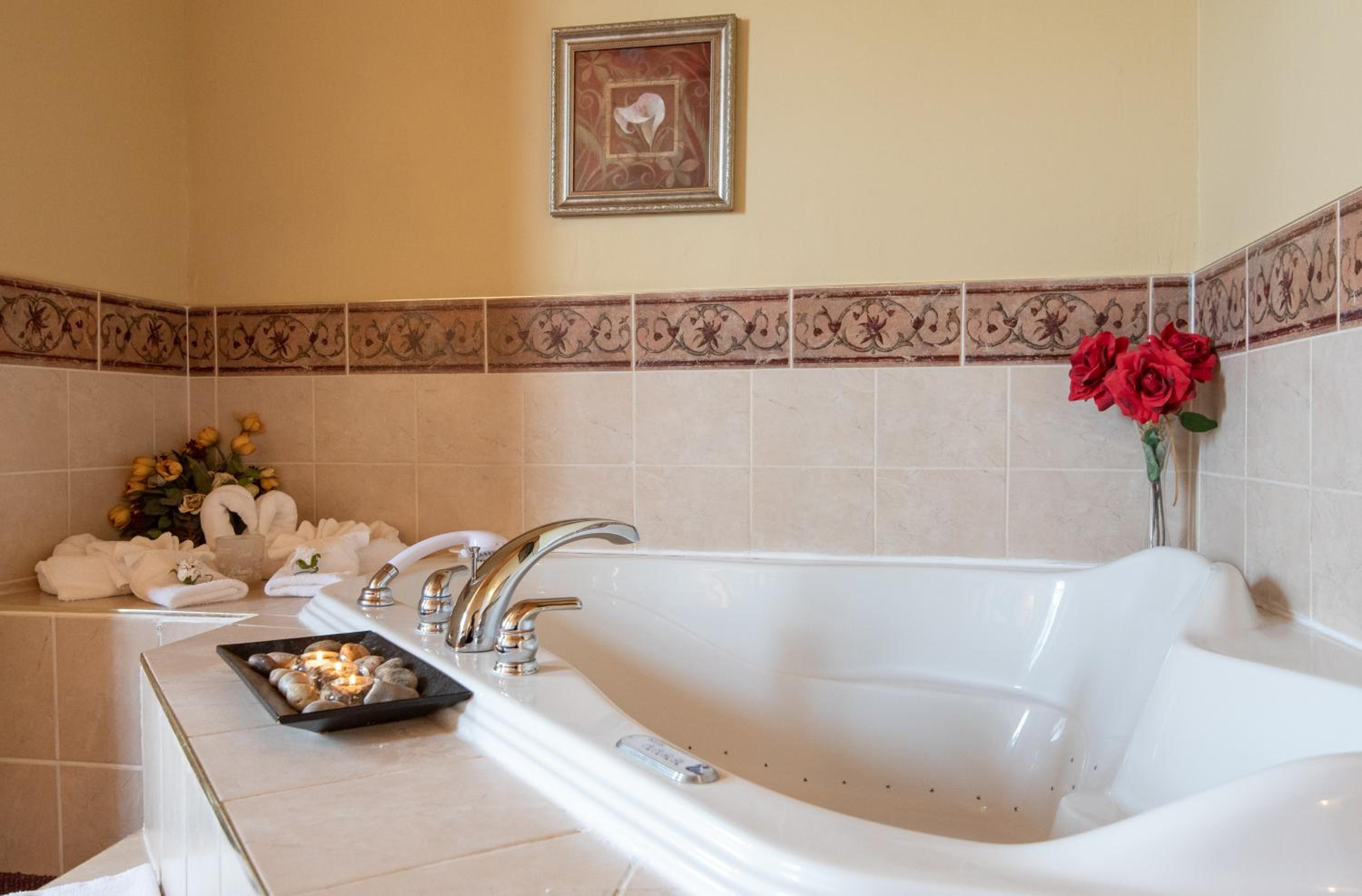 جناح بسرير كينج بجاكوزي، Canadas Best Value Inn & Suites Summerside 5/5