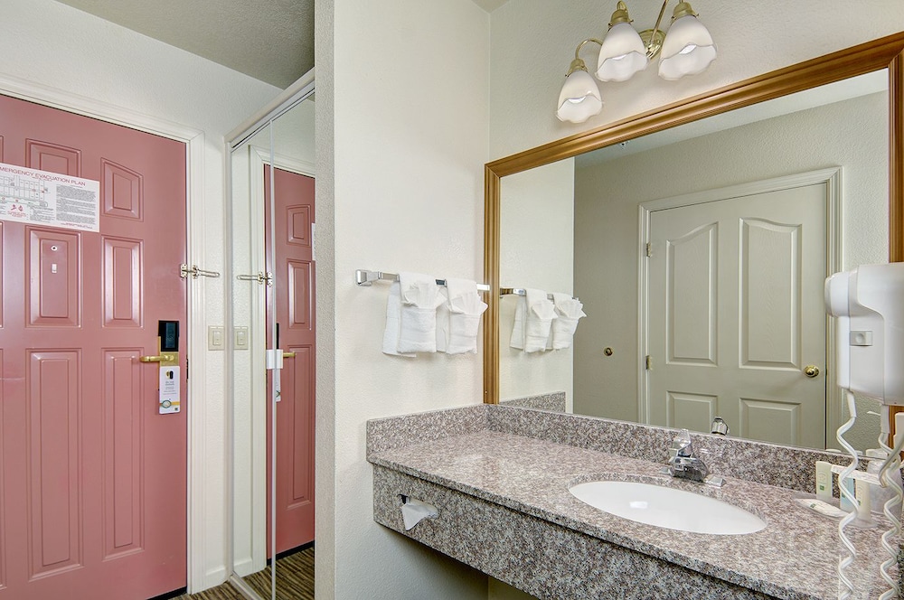 Quality Inn & Suites Tulare CA 49/50