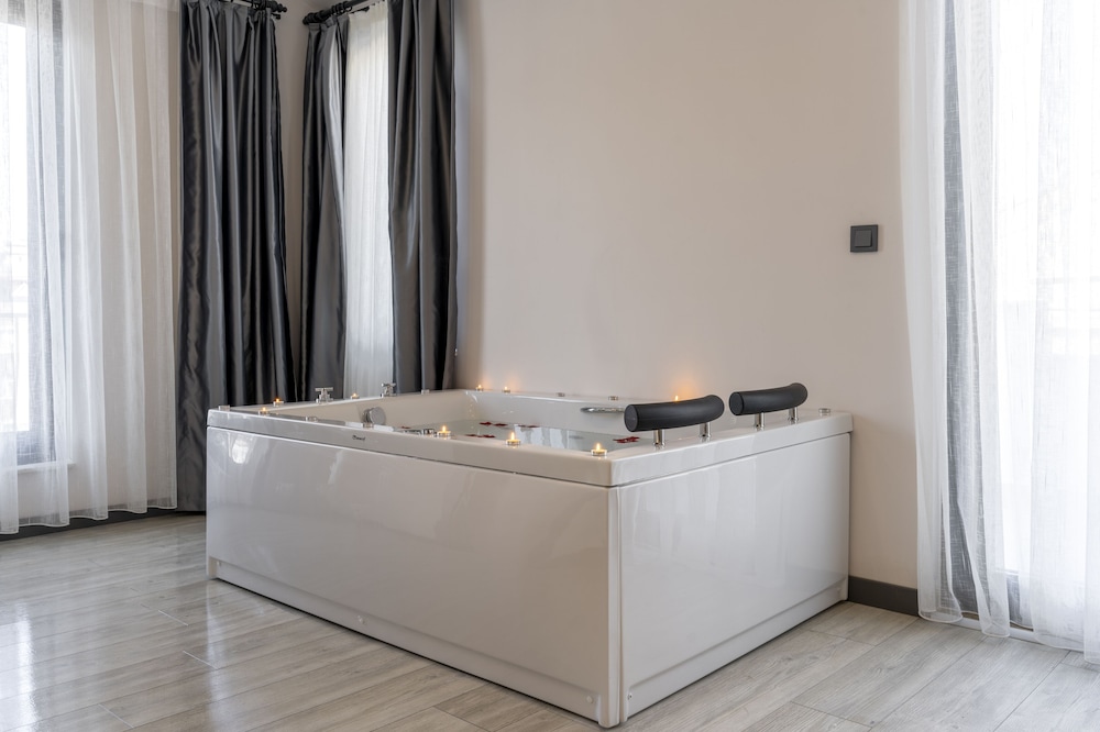 Irenic Hotel 9/49