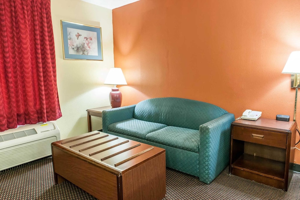 Econo Lodge Seymour, IN 23/37