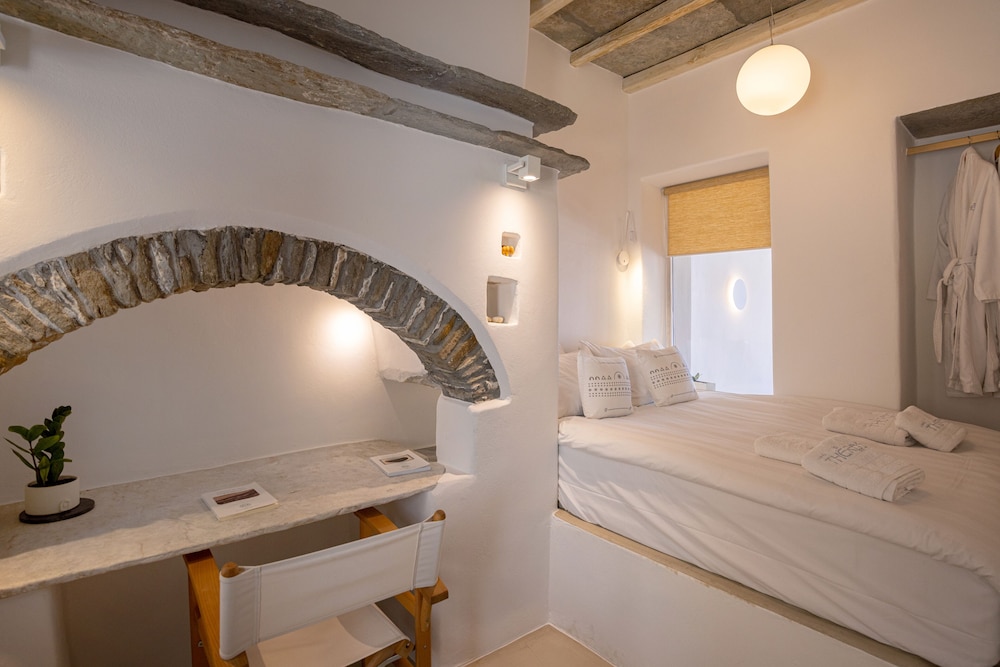 Living Theros Luxury Suites 50/50