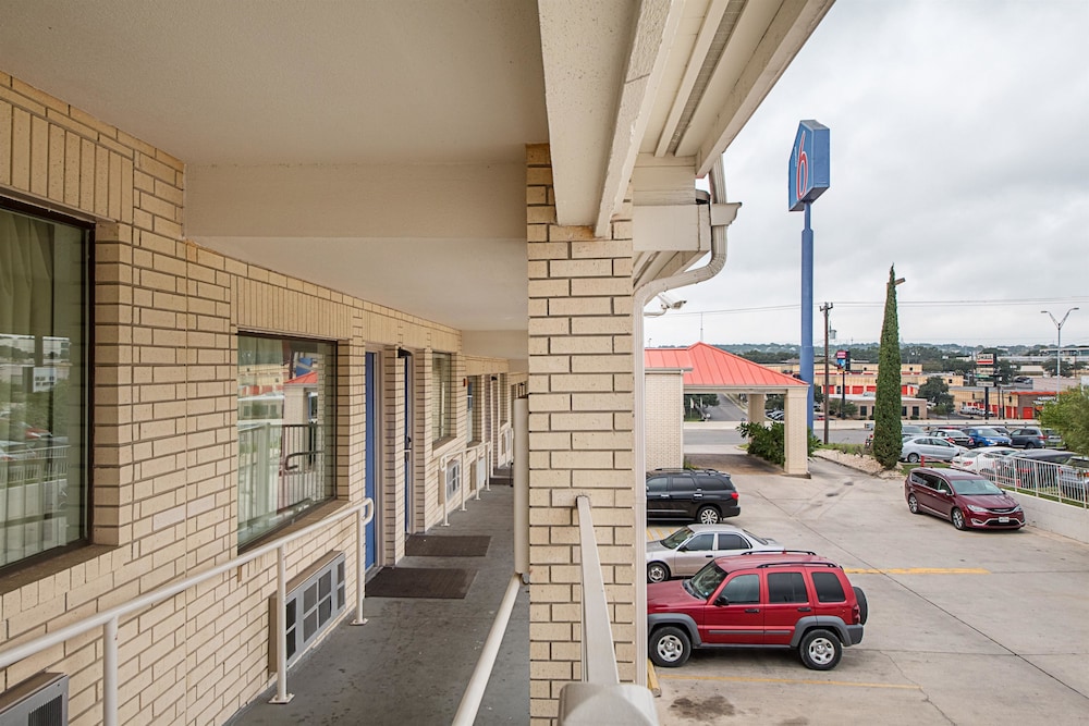Motel6 San Antonio, TX - Fiesta Trails 36/49