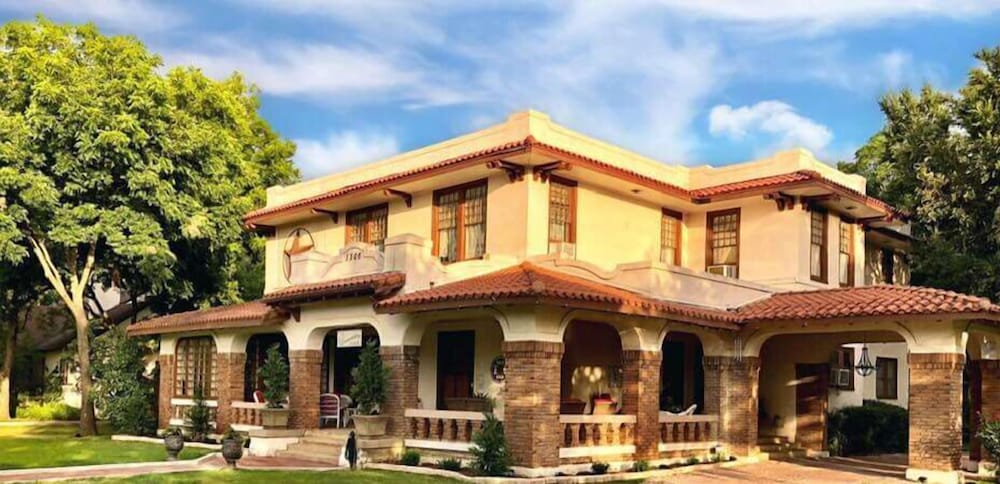 The Lancaster Manor Bed and Breakfast 2/50
