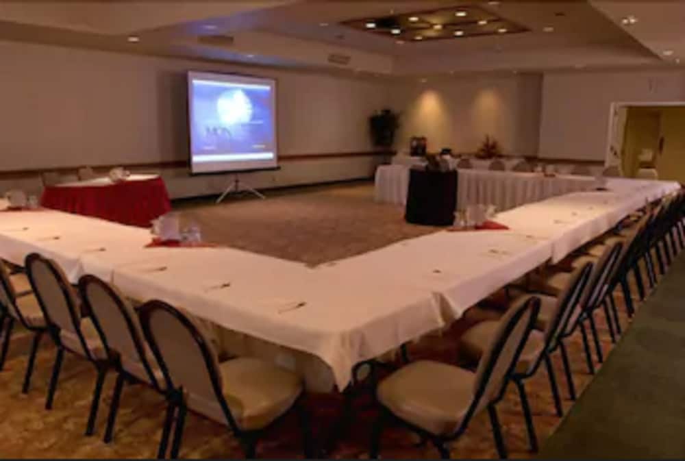 Monarch Hotel And Conference Center 48/59