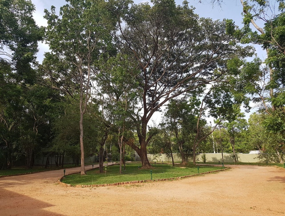 Eighth Wonder Resort 40/50