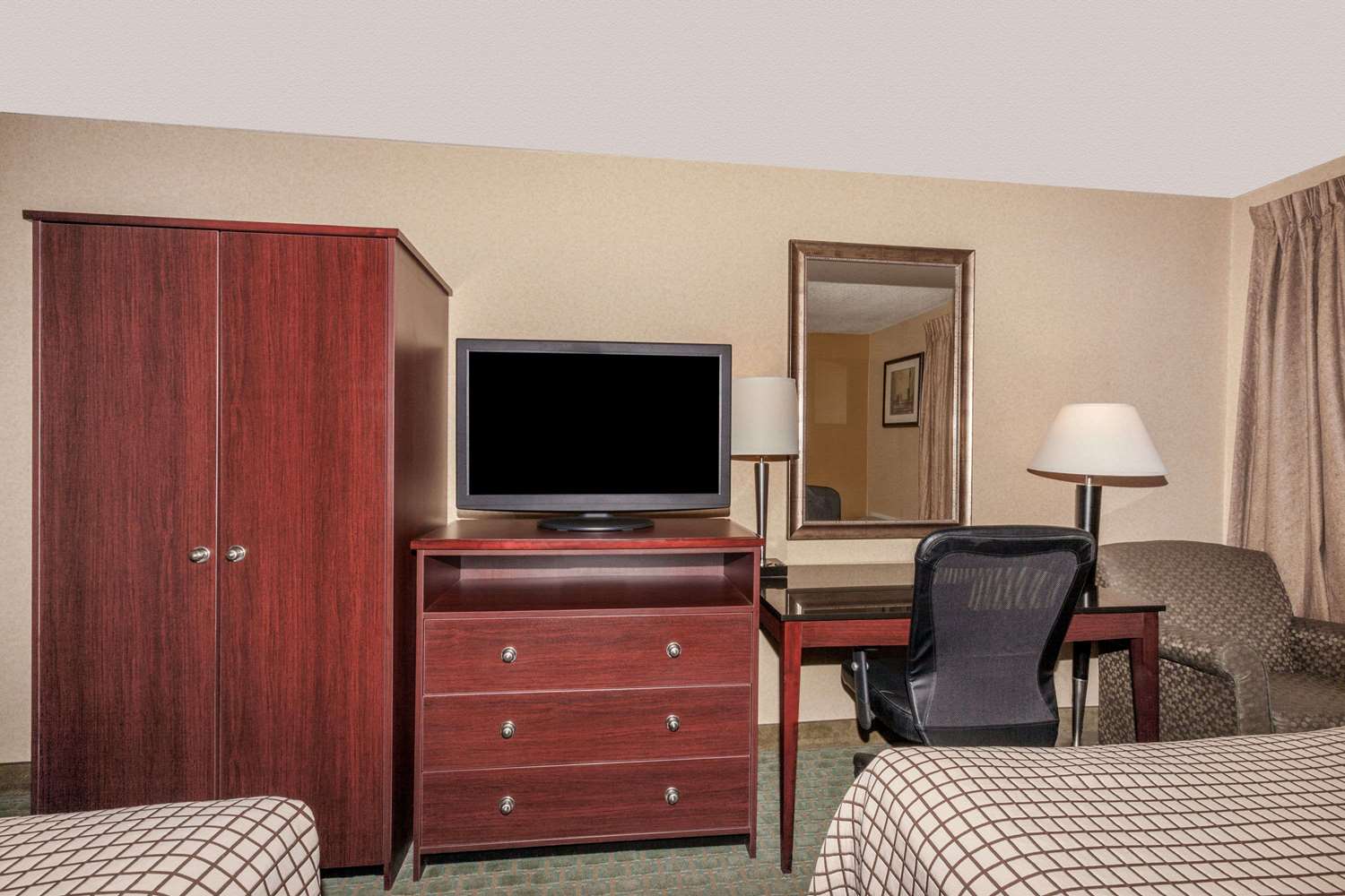 Days Inn By Wyndham Utica 28/34