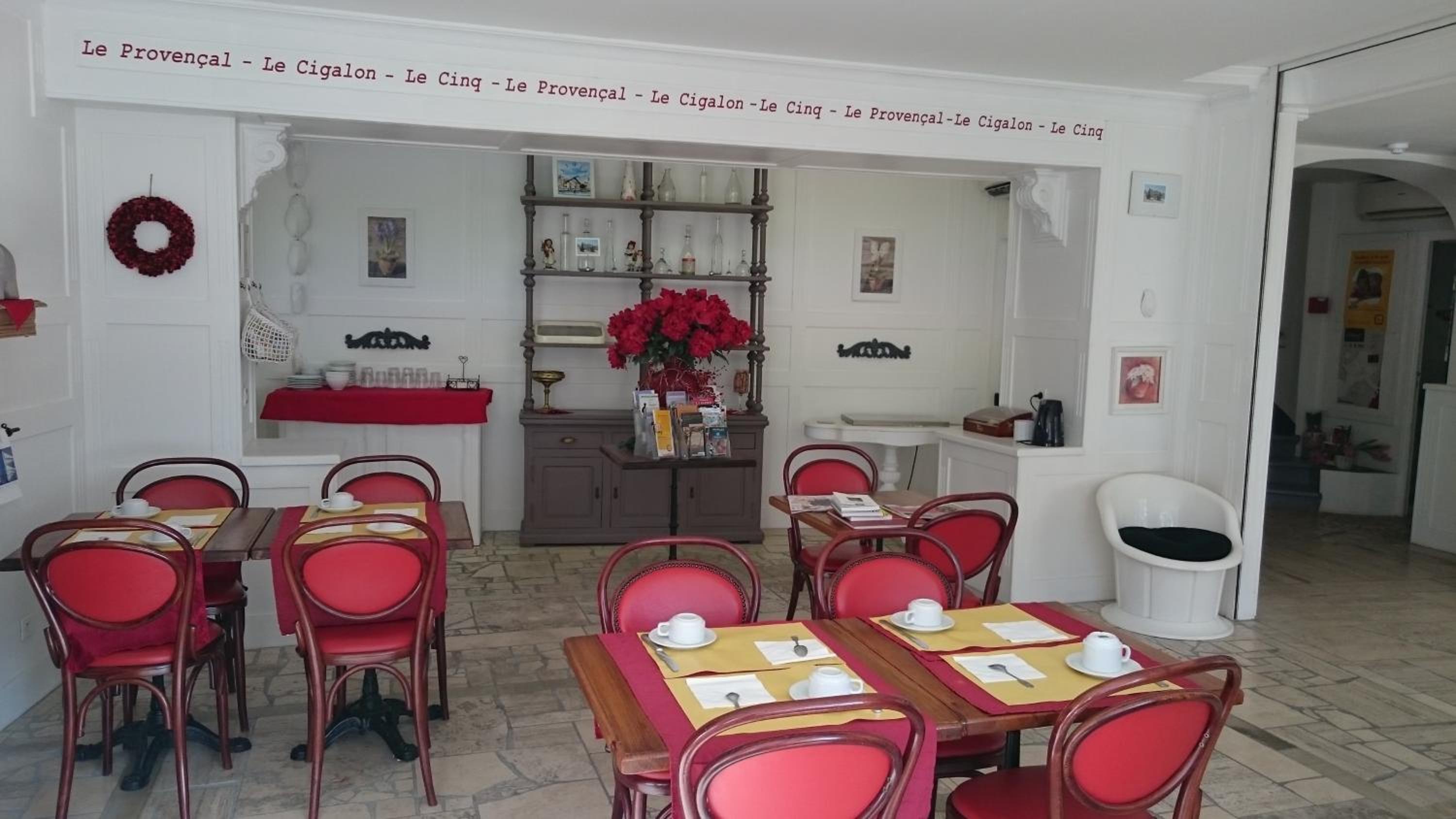 P'TIT DEJ-HOTEL MARTIGUES LE 5 31/57
