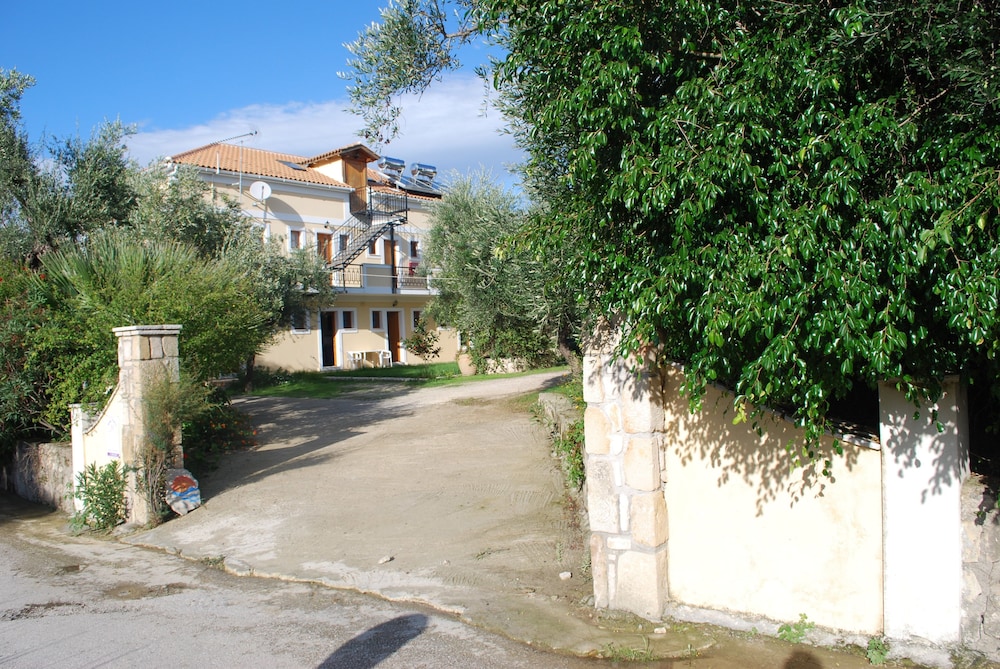 KAVOS PSAROU STUDIOS & APARTMENTS 32/37