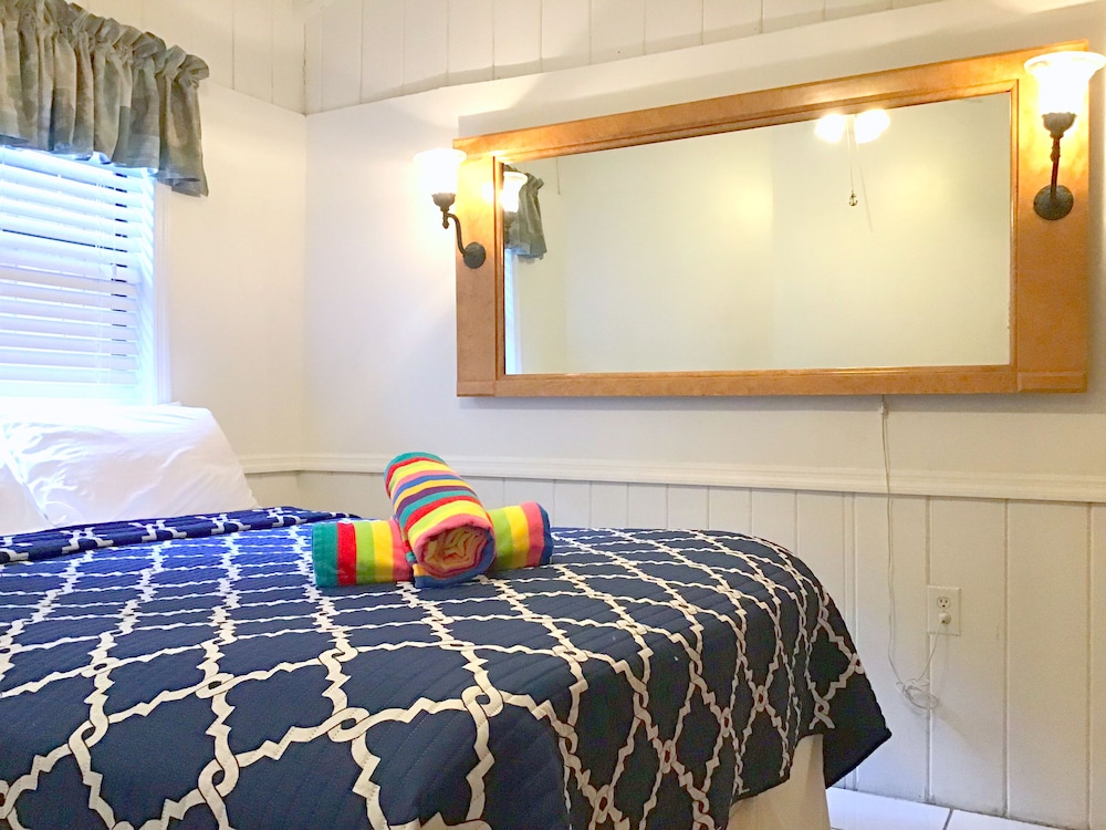2 Bedrooms, Family, Cottage, 1 Single and 2 Queen Beds, Partial Ocean View, Sofa, Kitchen