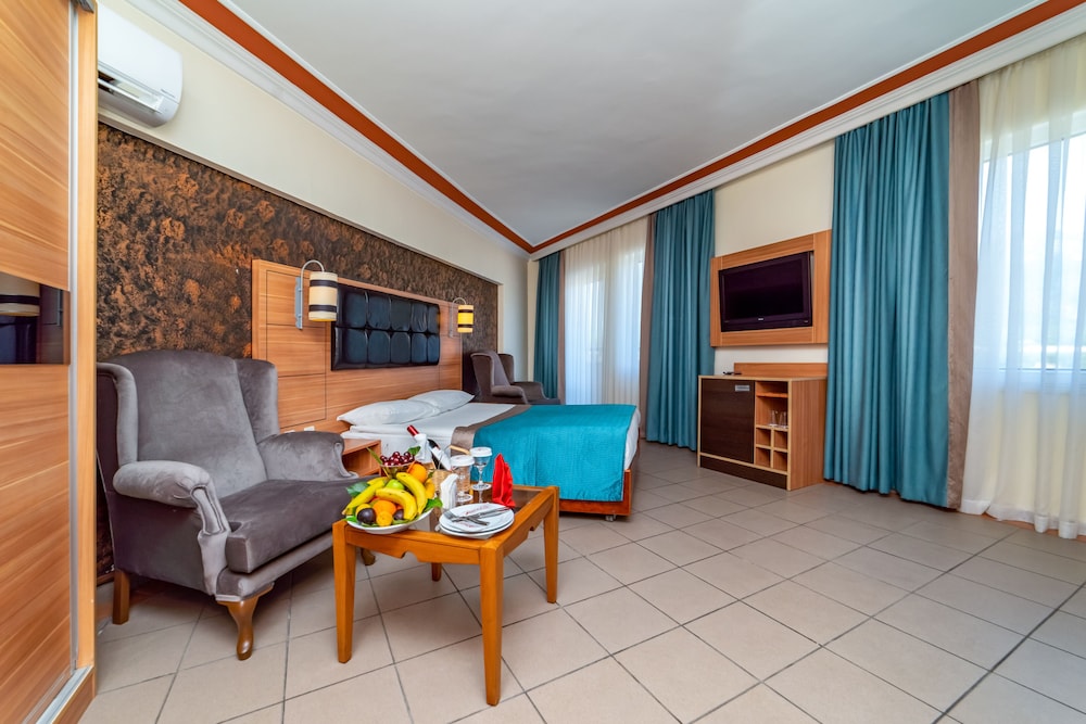 Armas Kaplan Paradise Hotel 36/63