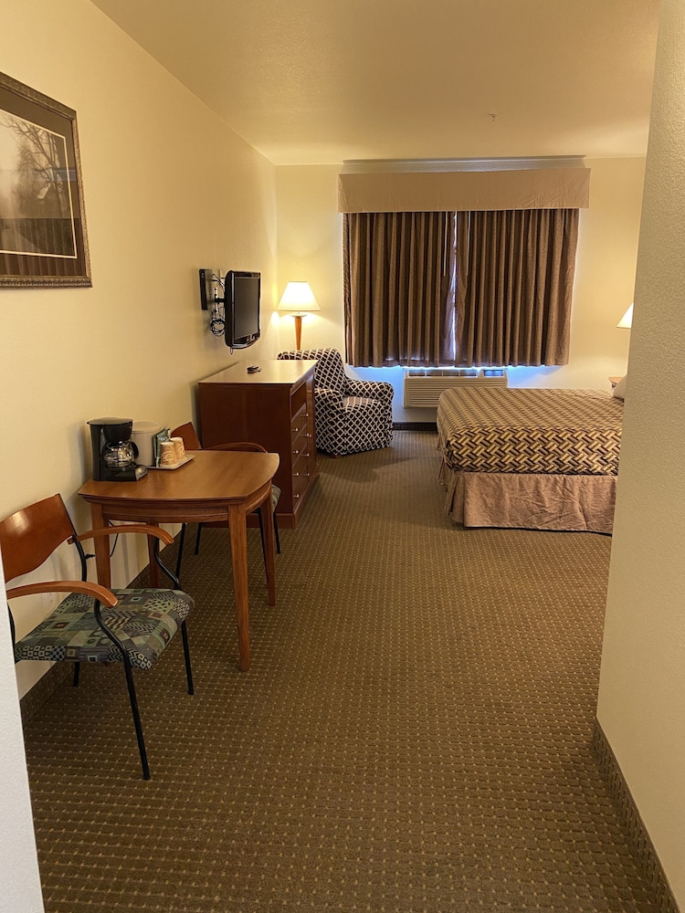 A Riverside Inn Travelodge by Wyndham 33/55
