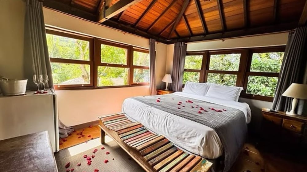 Master, Queen Bed, Mountain View