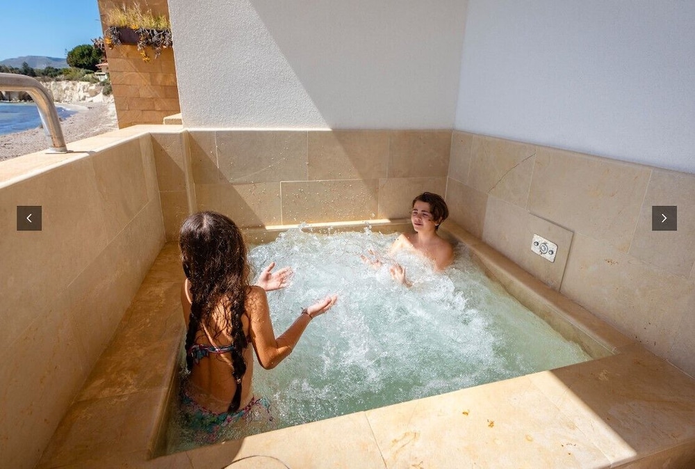 DELUXE, SEA VIEW, PRIVATE POOL