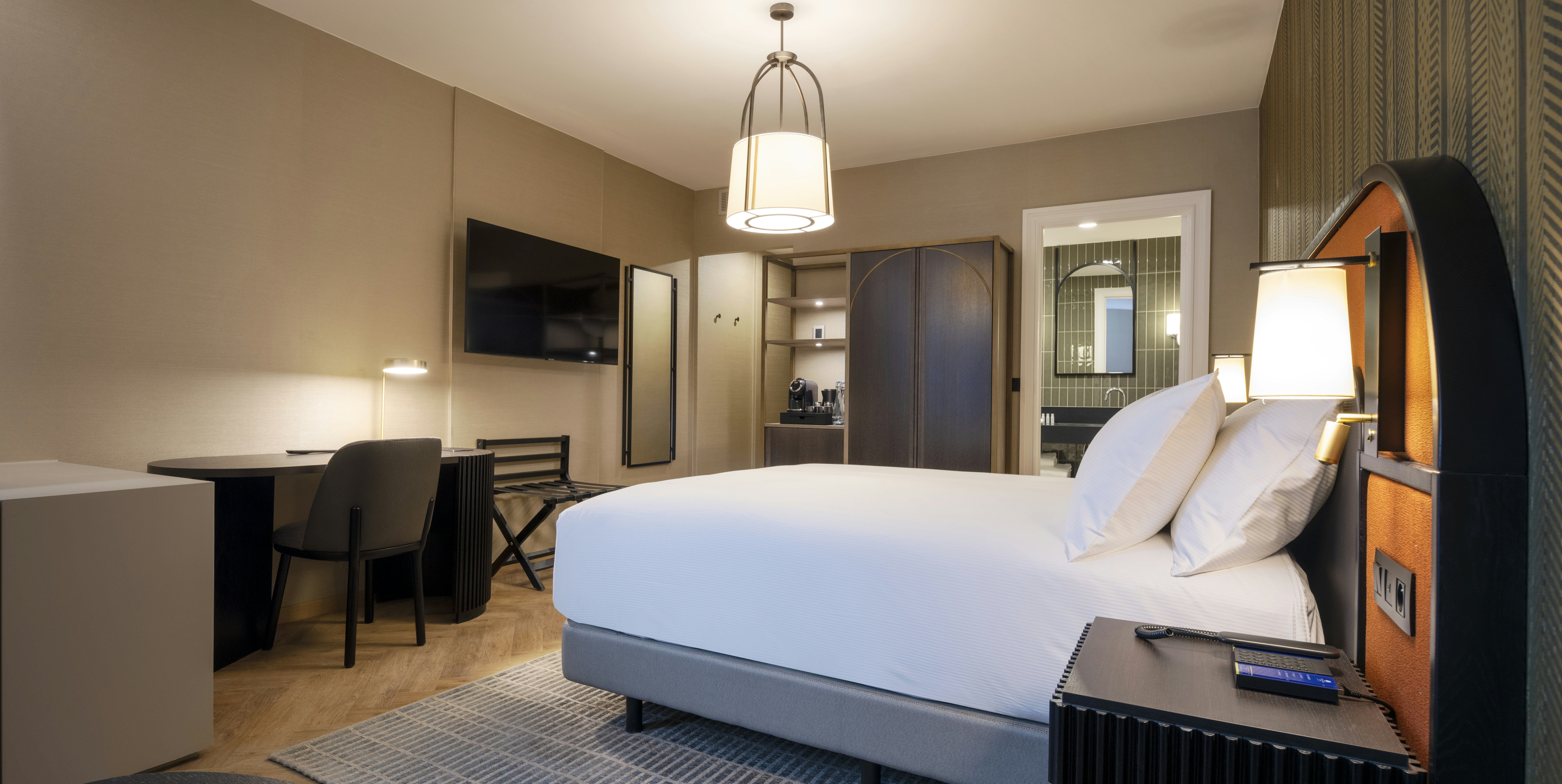 GUEST ROOM, KING BED, SOFA