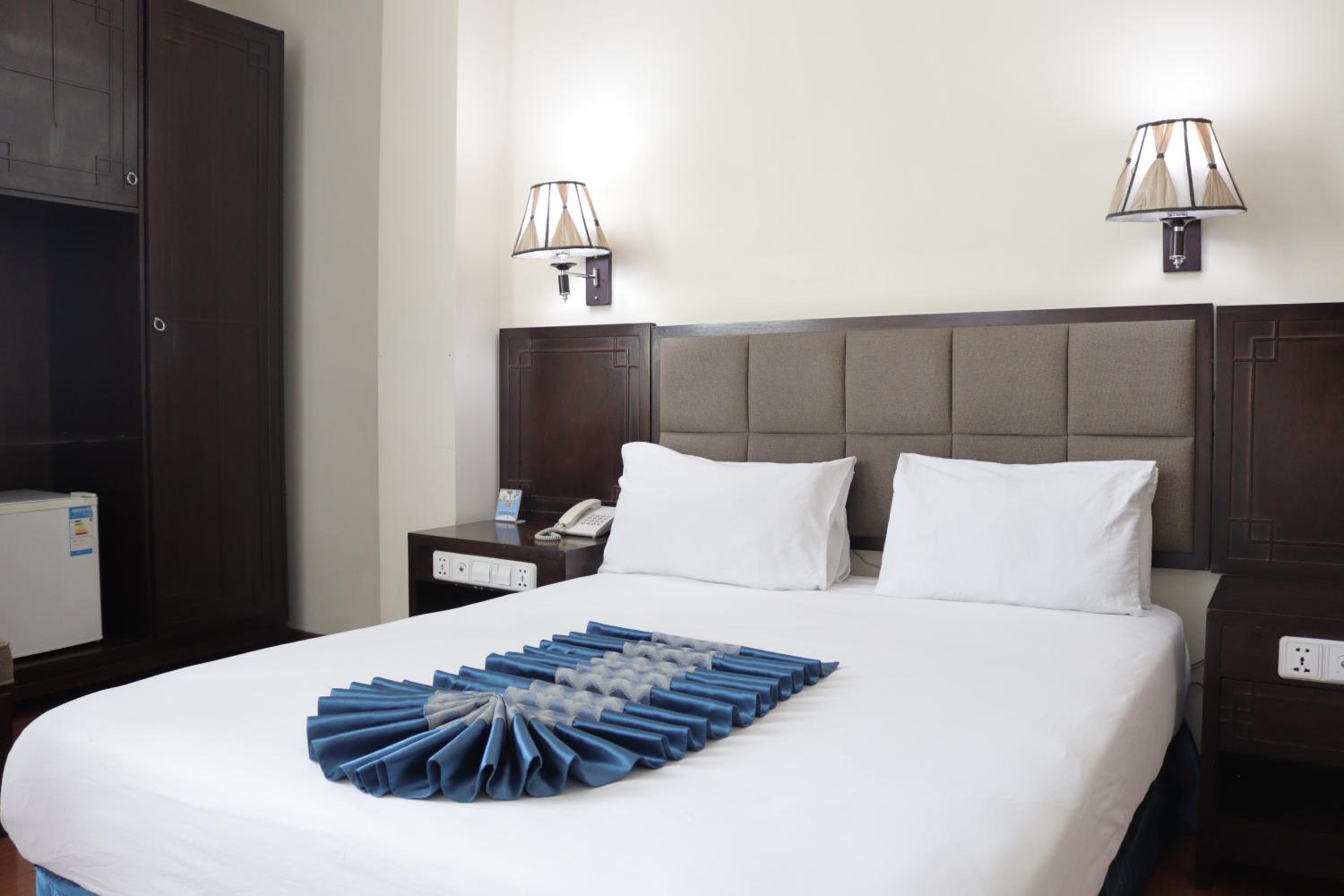 Blue Birds International Hotel 8/50