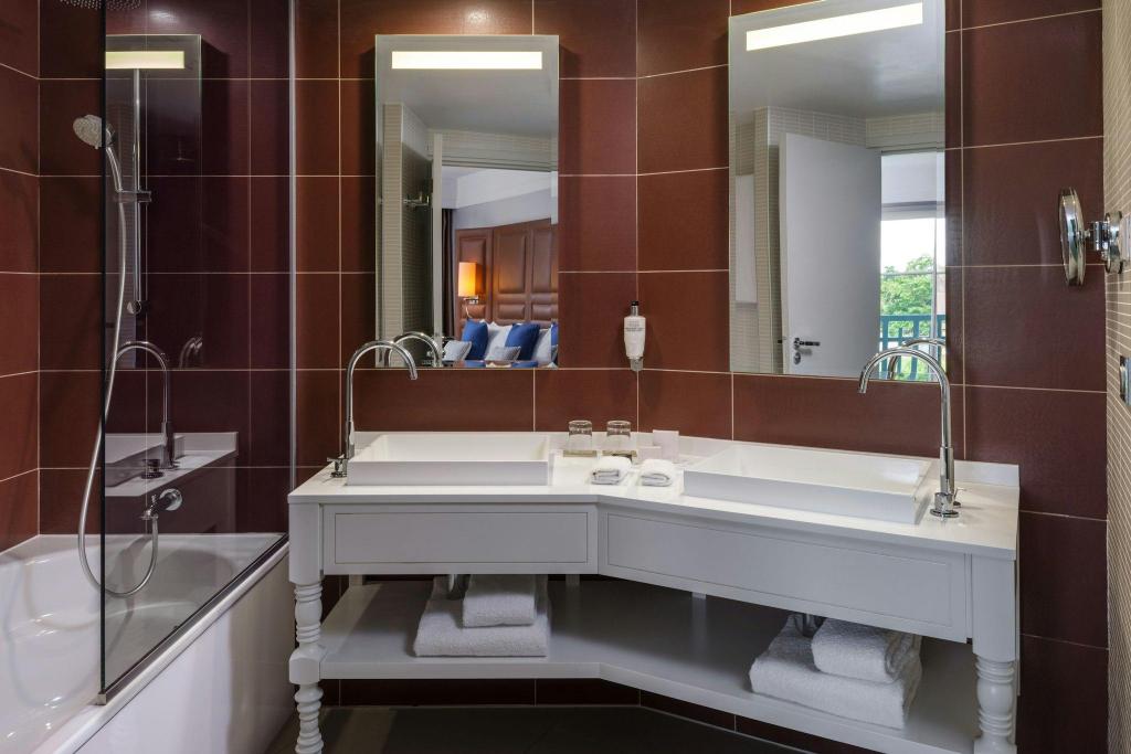 جناح تنفيذي بسرير كينج بإطلالة على الحديقة مع أريكة، Renaissance Paris Hippodrome de St. Cloud Hotel 4/7