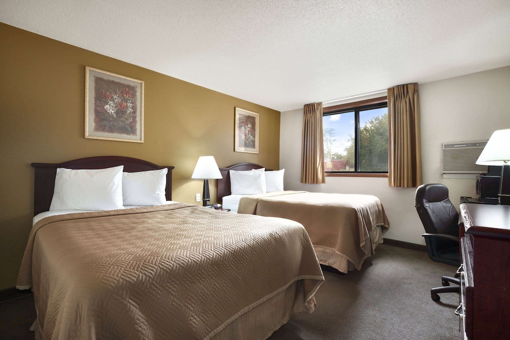 Travelodge by Wyndham La Porte/Michigan City Area 18/50