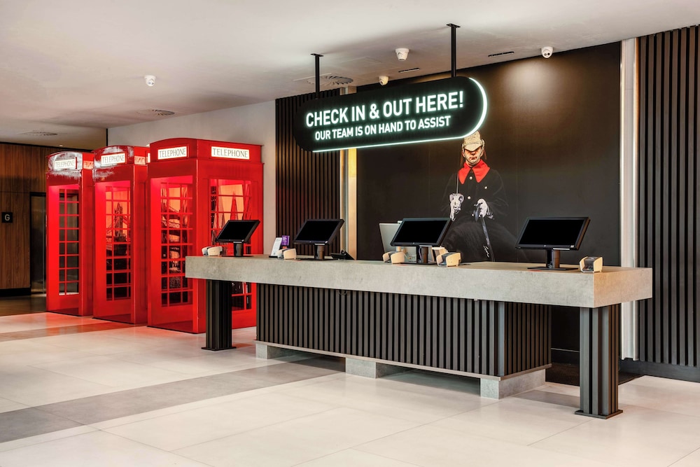 Radisson Red London Heathrow 9/64