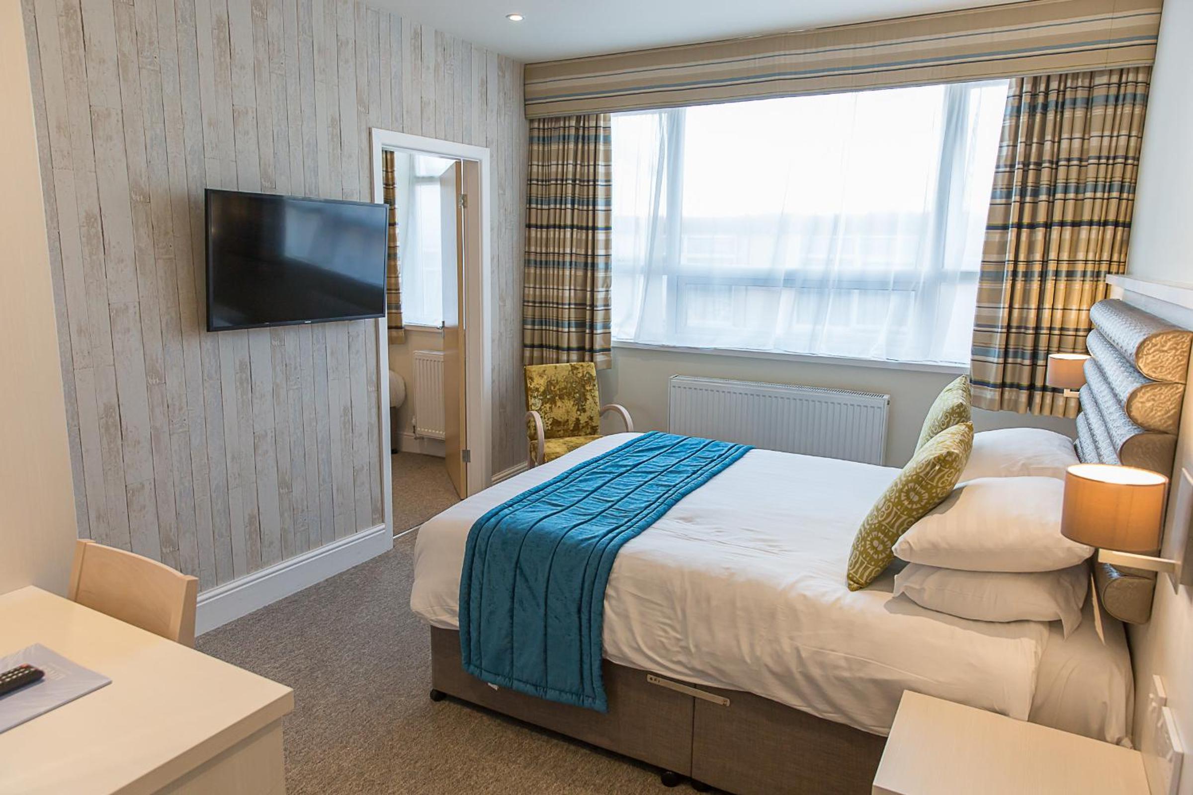 Connecting, Family, St. Ives Hotel 2/7