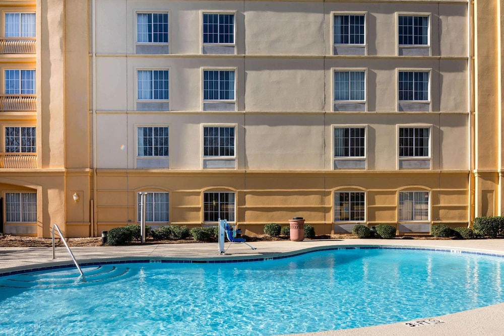 La Quinta Inn and Suites by Wyndham Greenville Haywood 9/68