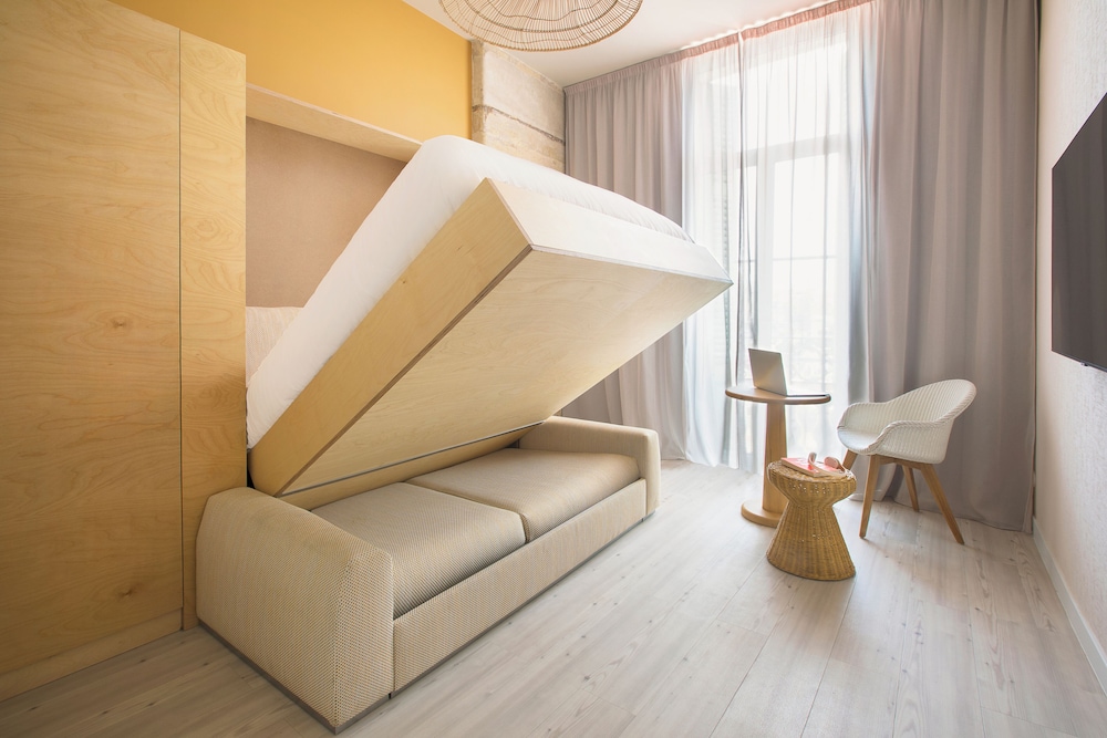 BUSINESS, DOUBLE BED