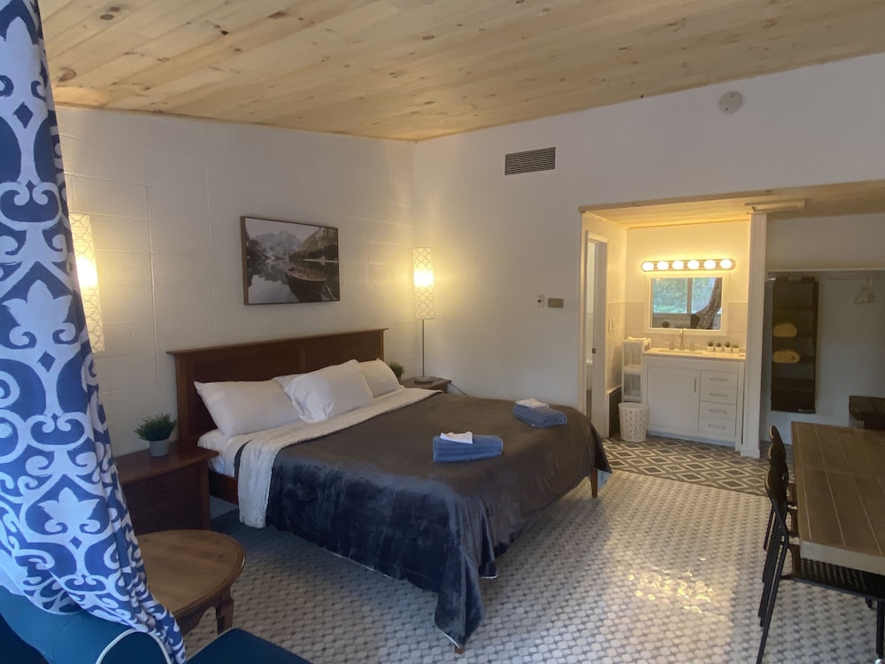 Sussex Motel 5/17