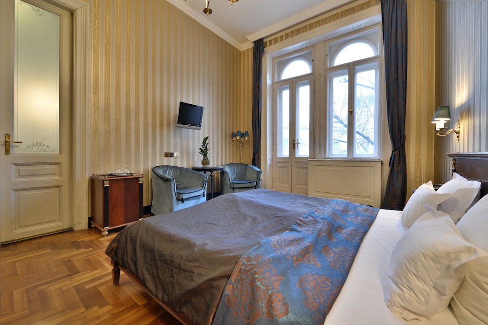Boutique, Queen Bed, Balcony