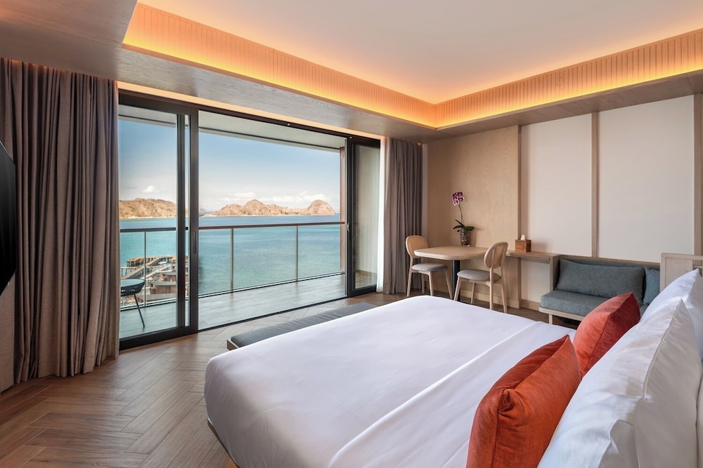 PREMIER, TWIN BEDS, OCEAN VIEW