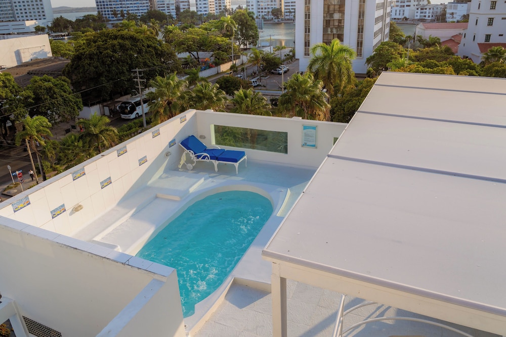Coral Reef Hotel 36/58