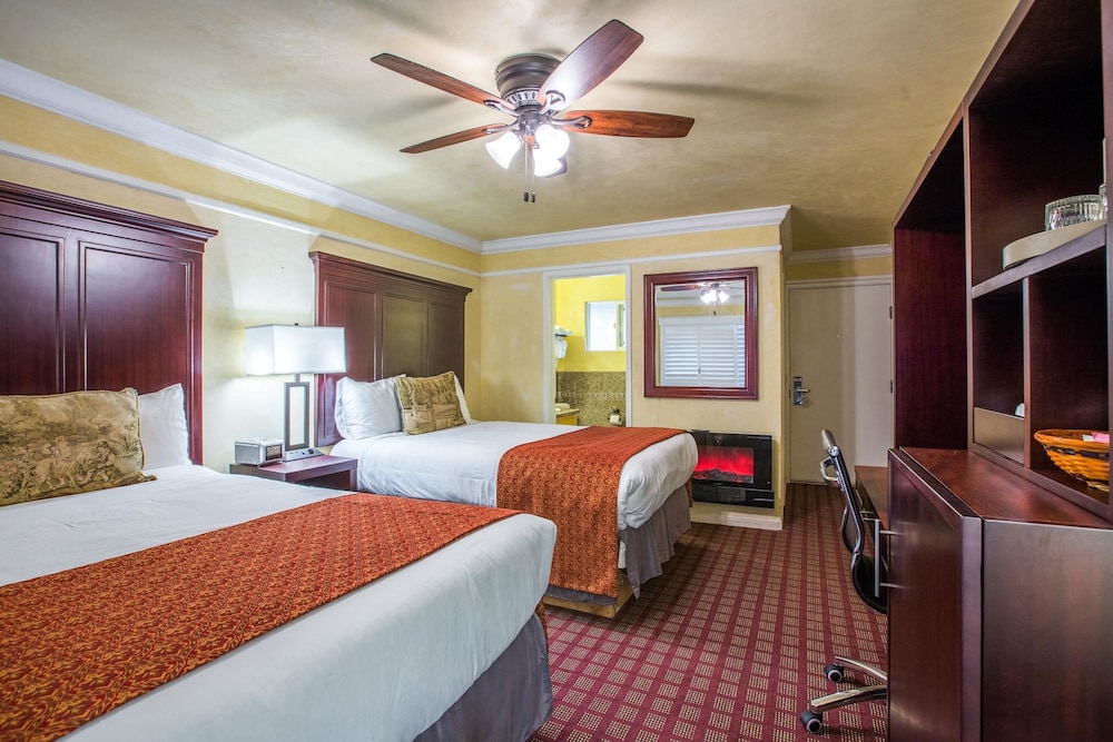 Clarion Collection Carmel Oaks Inn 16/28
