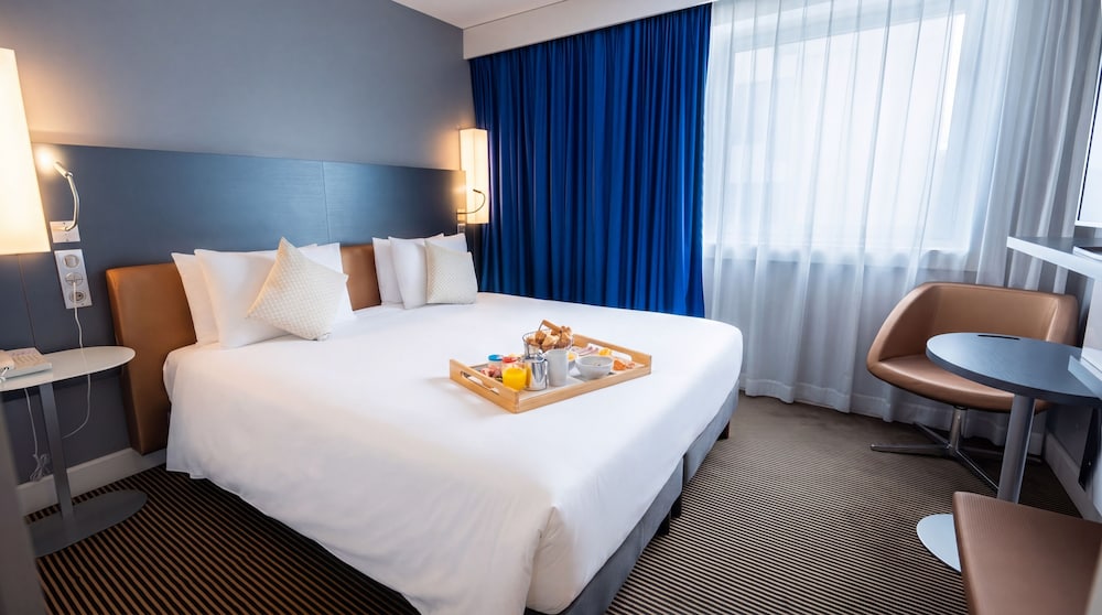 Mercure Paris Massy Gare TGV 18/76