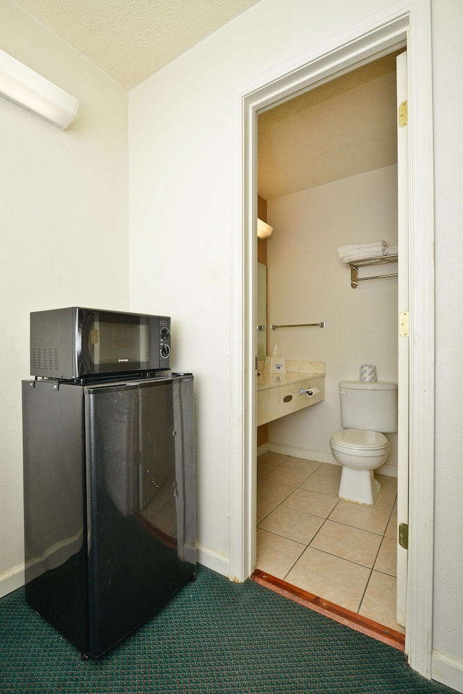 Americas Best Value Inn Marion IL 11/35