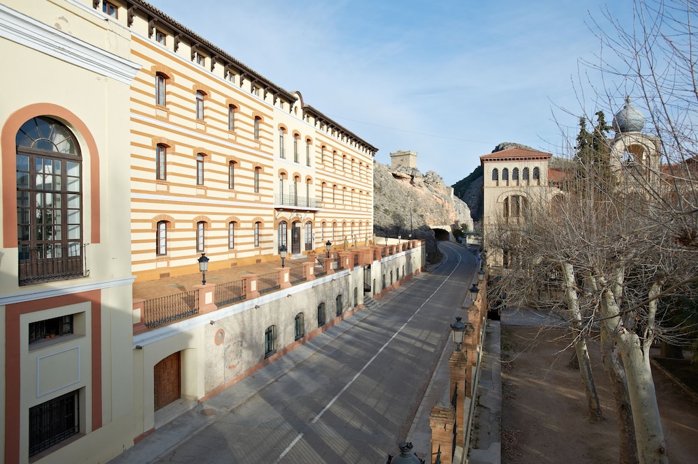 HOTEL TERMAS BALNEARIO TERMAS PALLARES 46/49