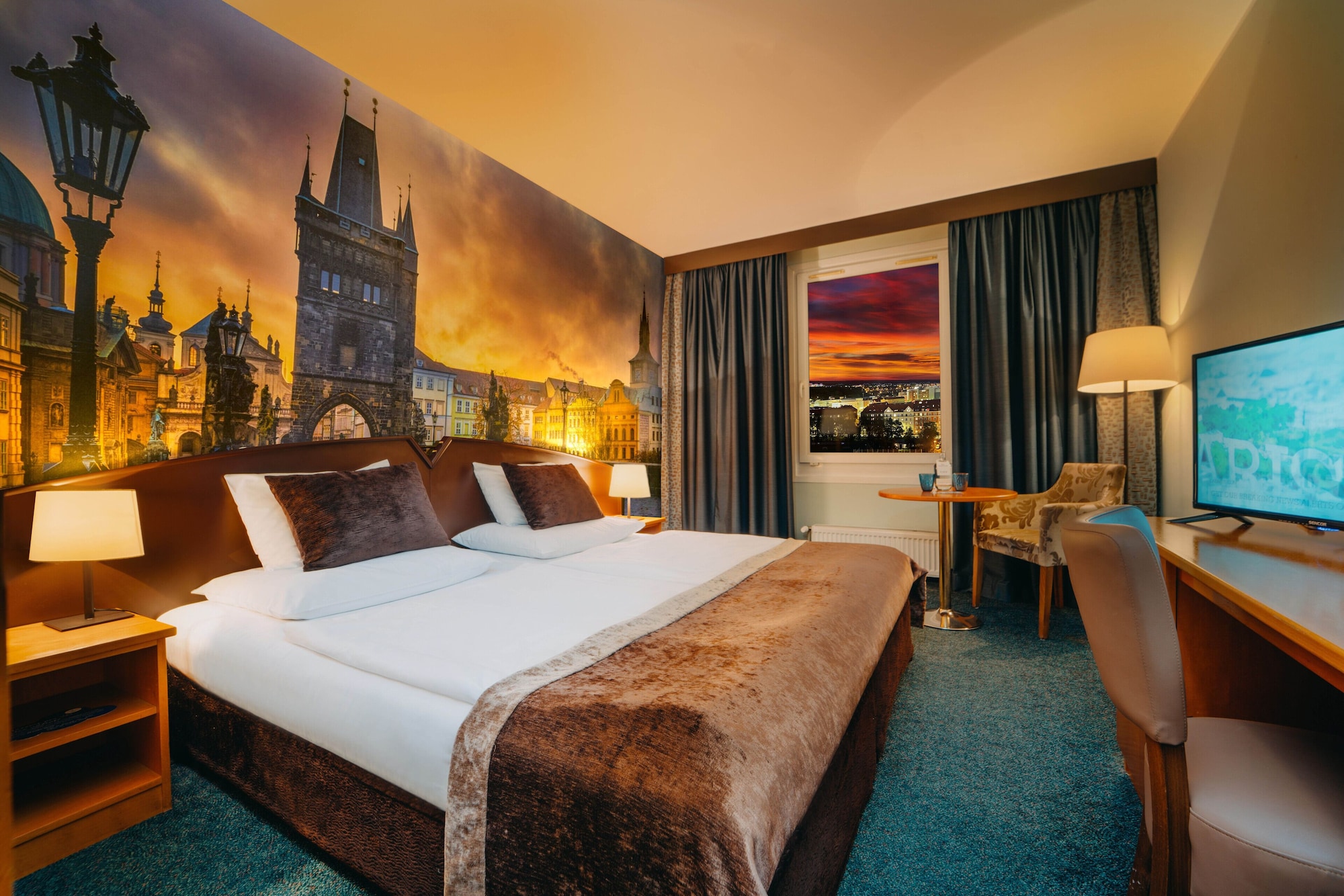 EXECUTIVE, DOUBLE OR TWIN BED
