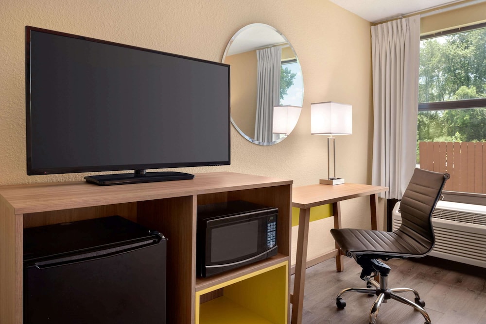 Days Inn and Suites by Wyndham Merrillville 22/28