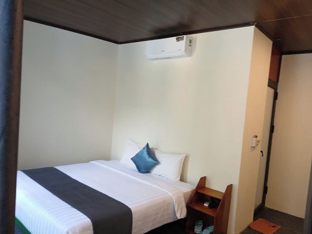 Deluxe, Twin Beds, Garden and Mountain View