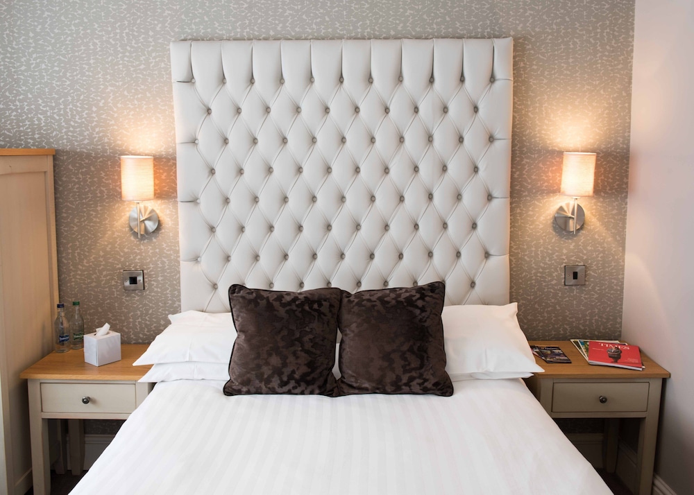 The County Hotel 17/50