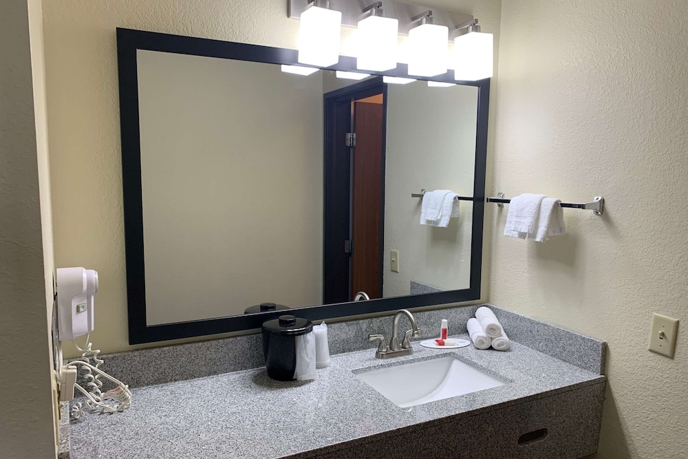Baymont by Wyndham Waupun 27/31