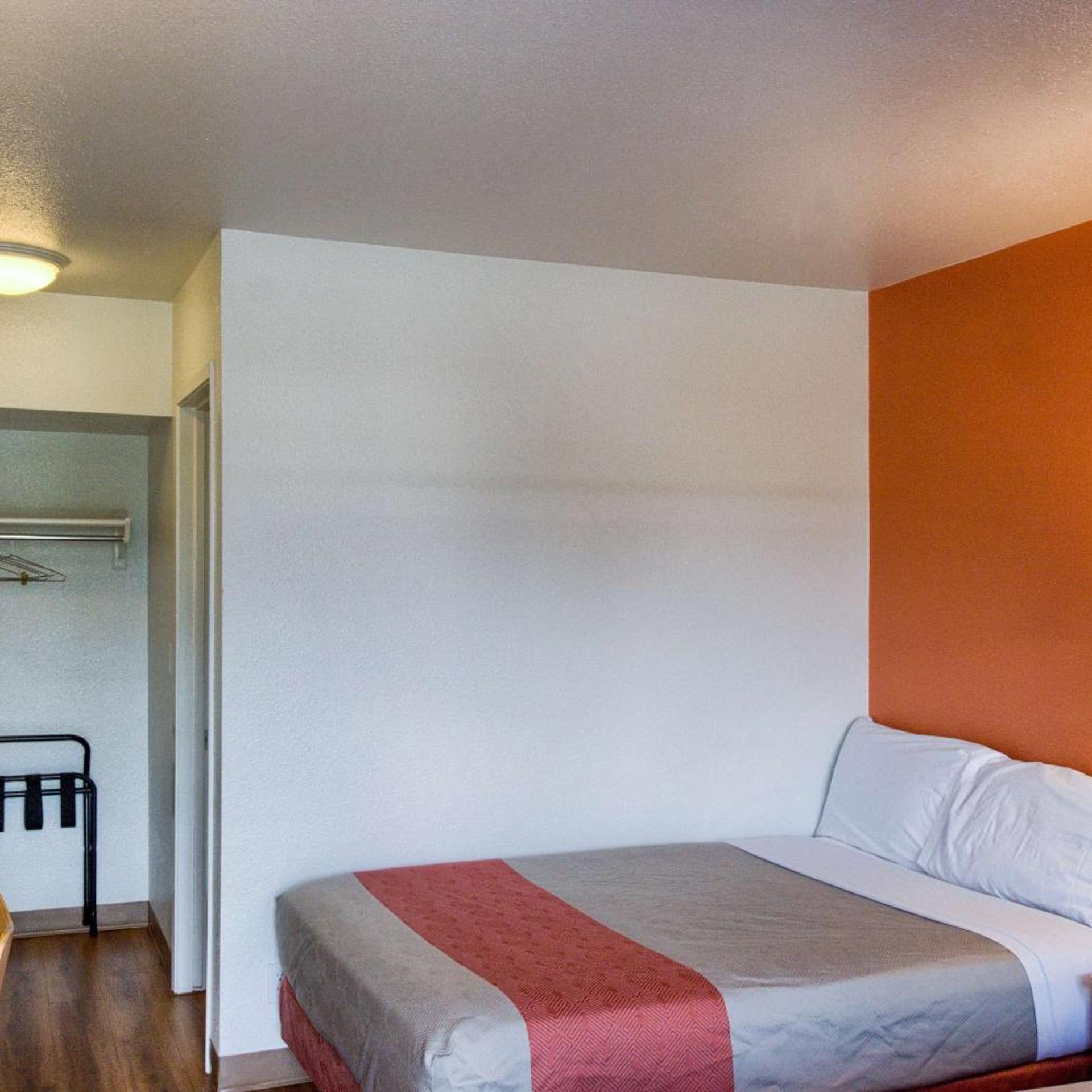 1 Full Bed ADA/RI Shower، Motel6 Everett, WA - North 6/10