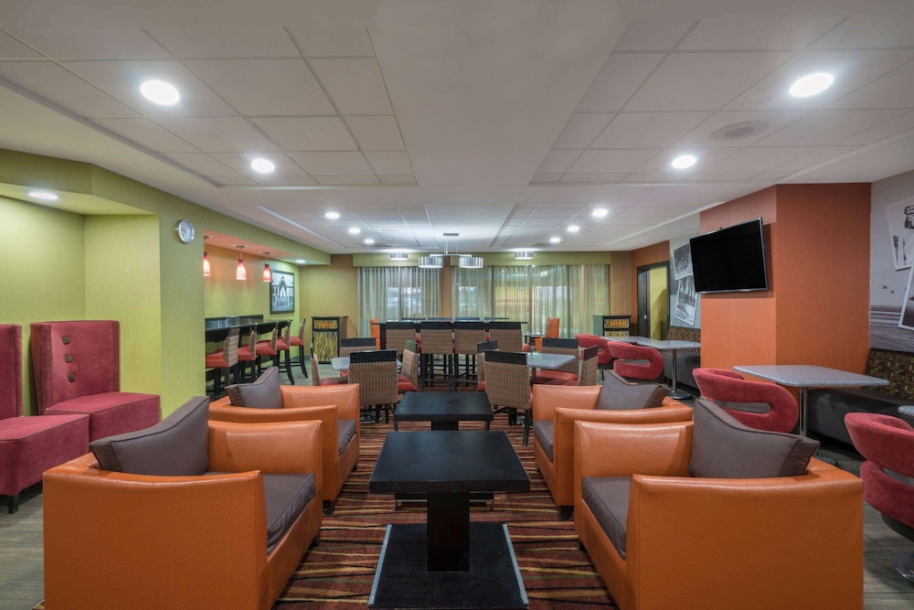 La Quinta Inn Suites Clarksville 45/59