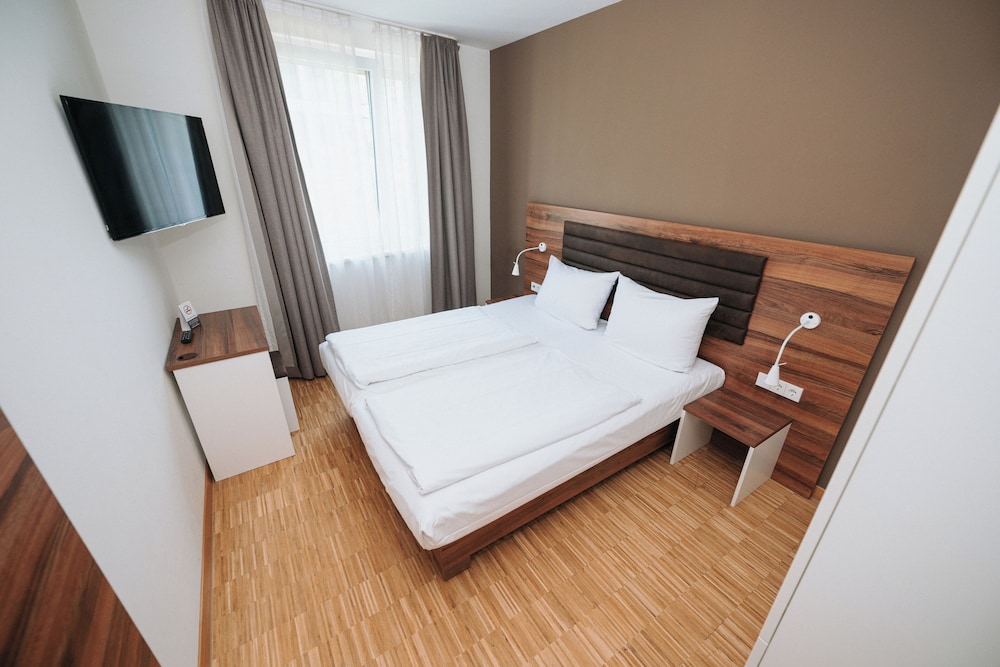 3 BEDROOMS, EXECUTIVE, APARTMENT, 3 QUEEN BEDS, SOFA