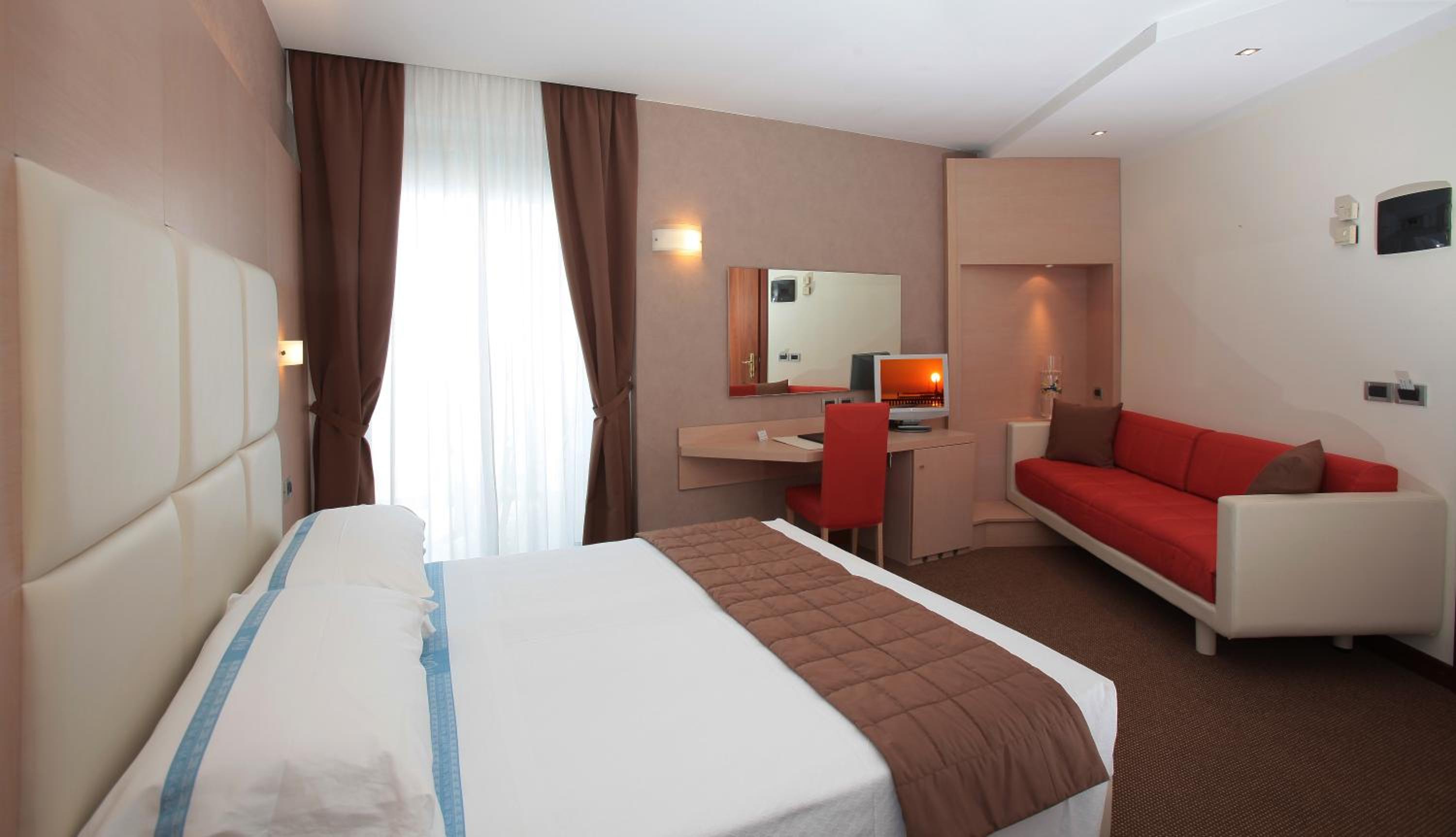 Deluxe, Double Bed, Lateral Side Sea View