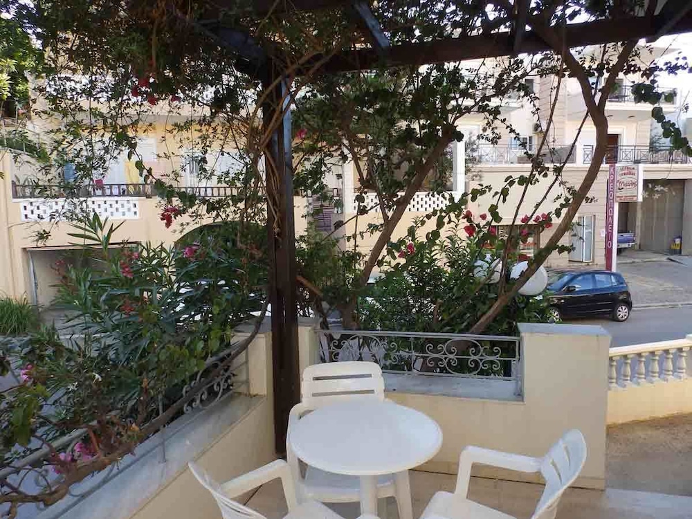 Alexandra Hotel 39/50