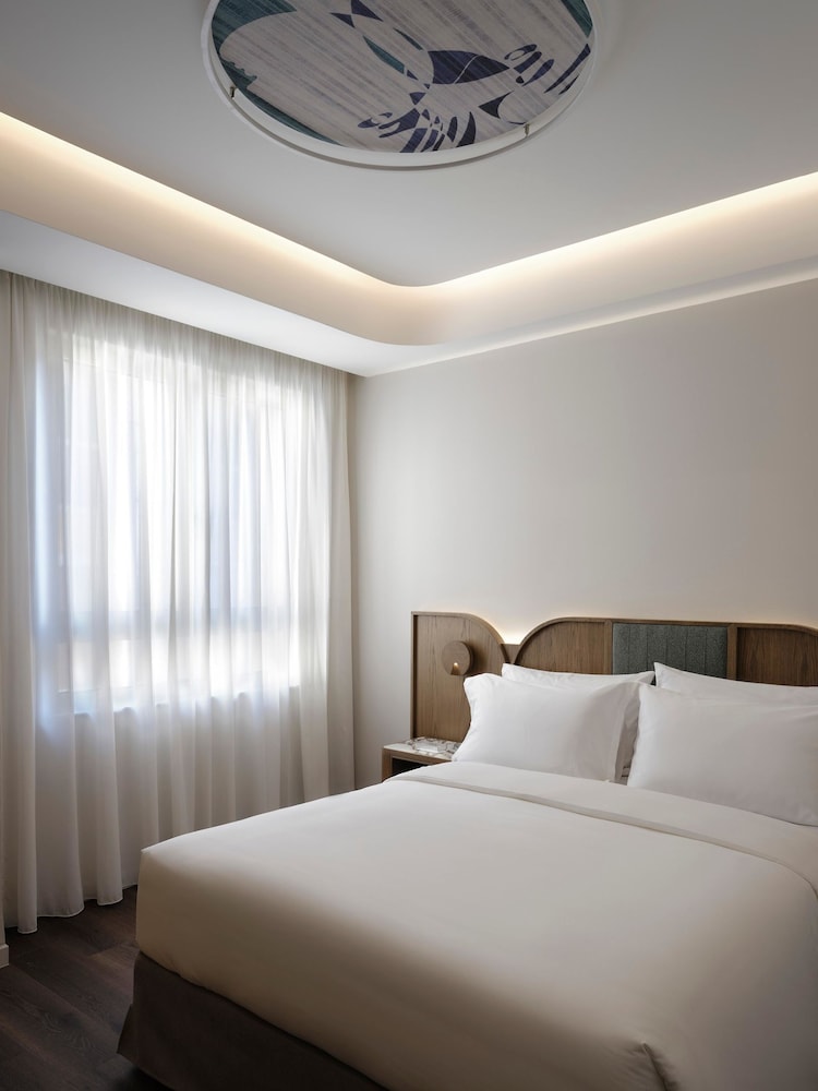Slow, Double Bed