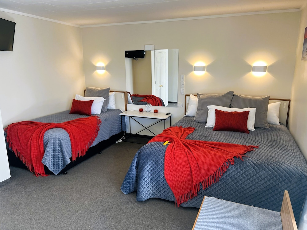 Fiordland Lakeview Motel and Apartments 24/67