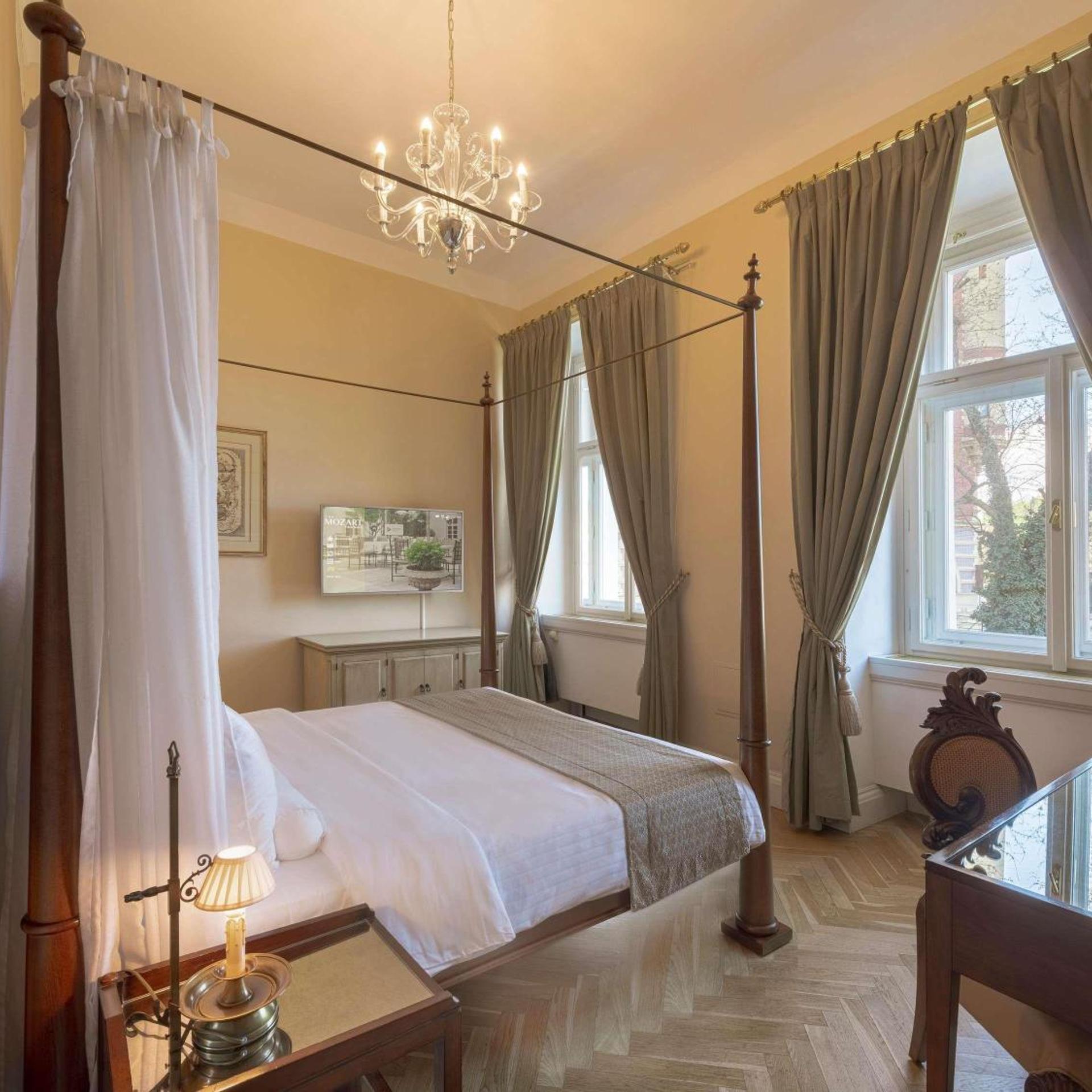Suite, King Bed, Castle View, Balcony