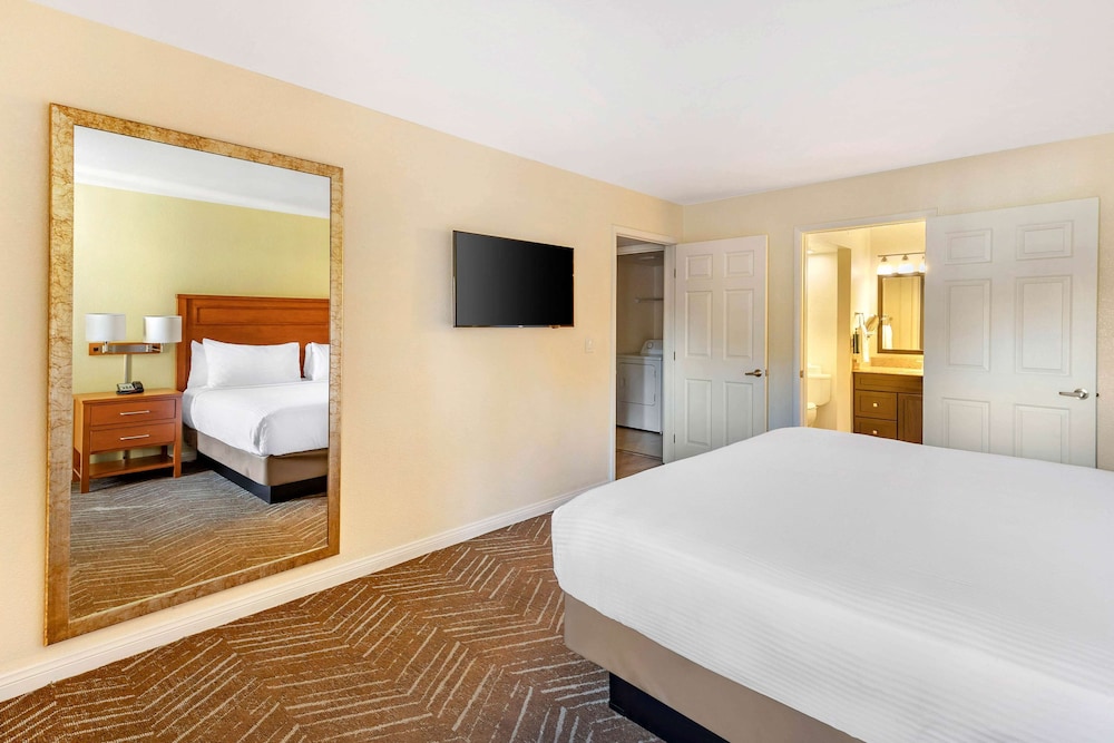 1 BEDROOM, SUITE, KING BED, SOFA