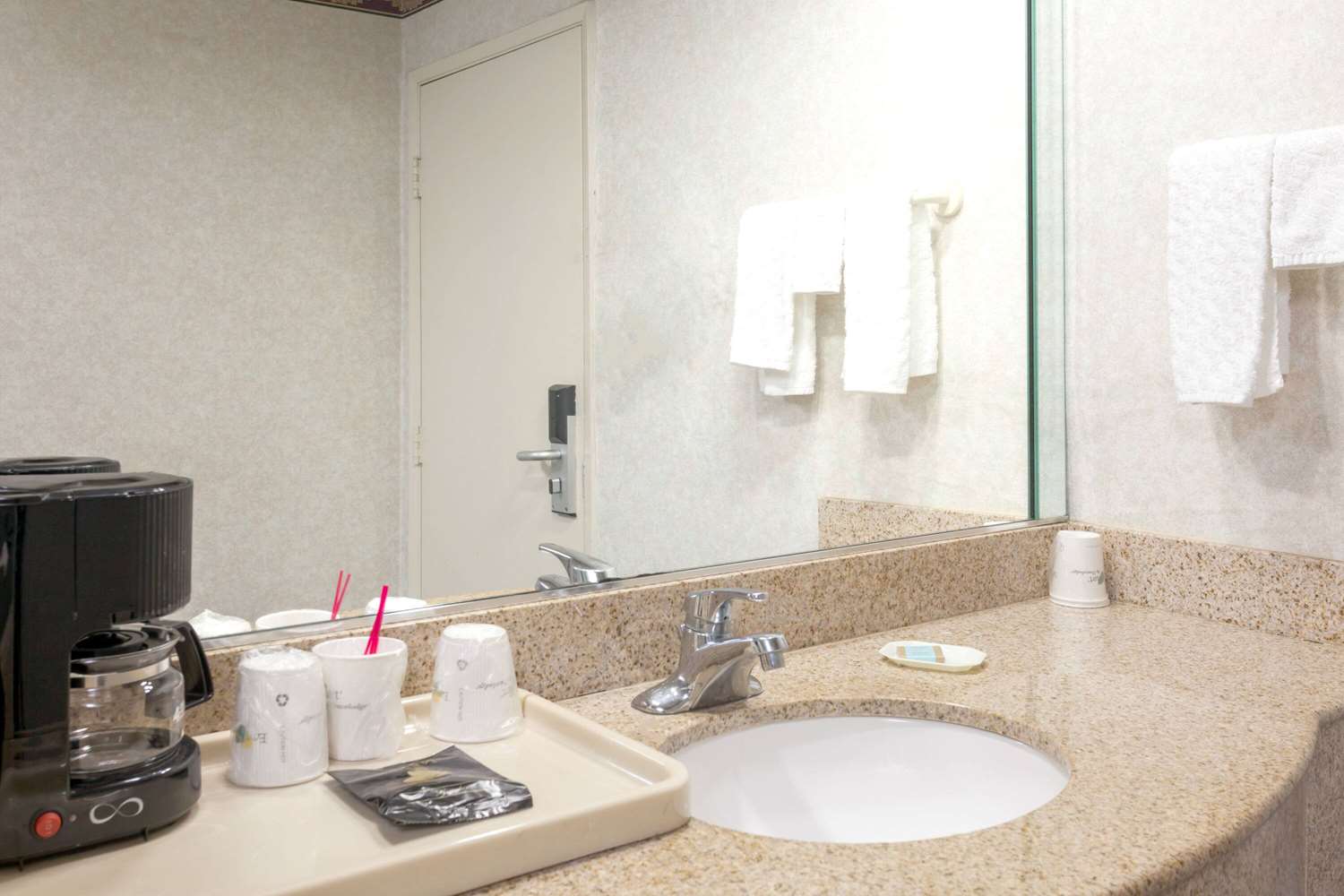 Travelodge by Wyndham Long Beach Convention Center 16/20